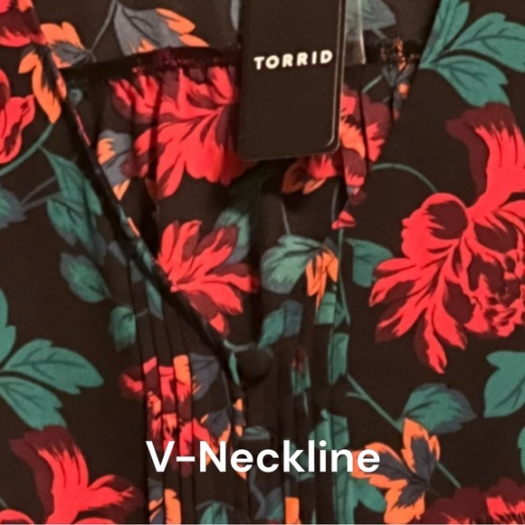 TORRID FLORAL blouse w/ V-neck LOTS of covered buttons, mini pleats front, Sz 2X - Picture 6 of 11